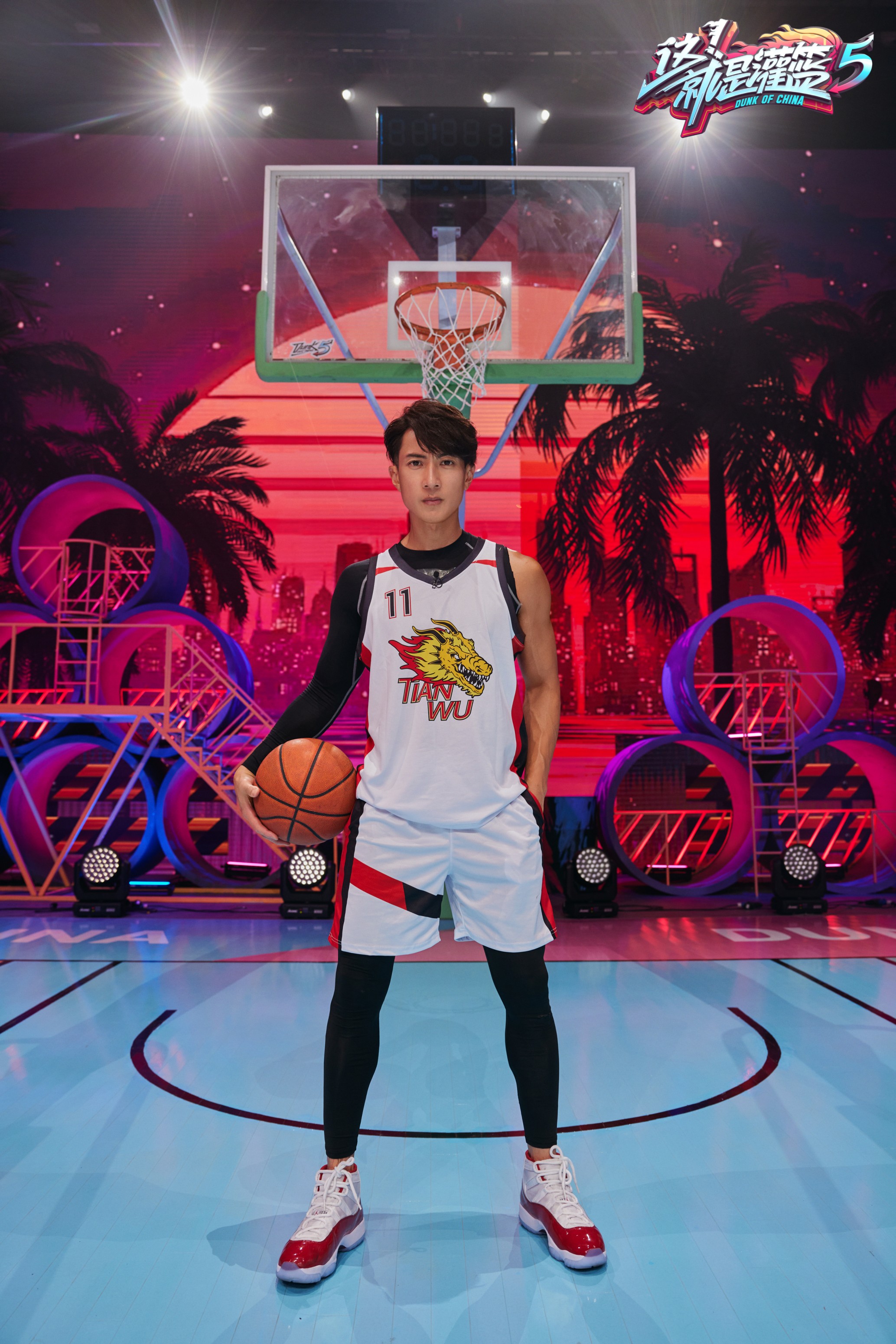 九游体育-JackeyLove意外战胜曼联，出色防守引爆全场！-九游体育